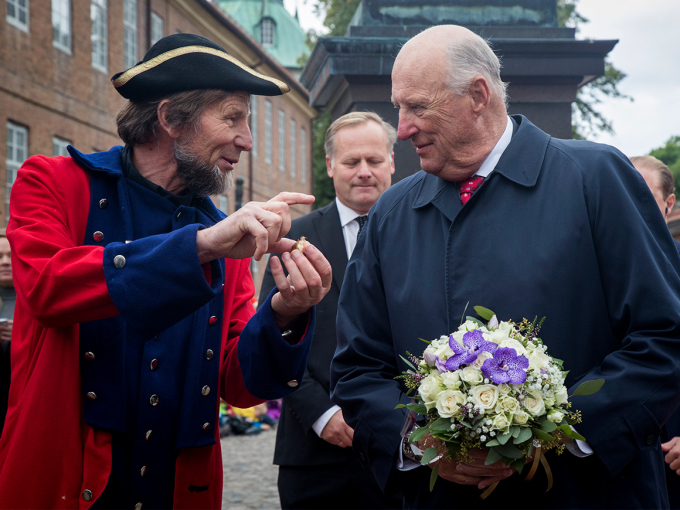 Ragnar Dahl fortalte Kongen om krokustradisjonen i Fredrikstad. Foto: Heiko Junge / NTB scanpix